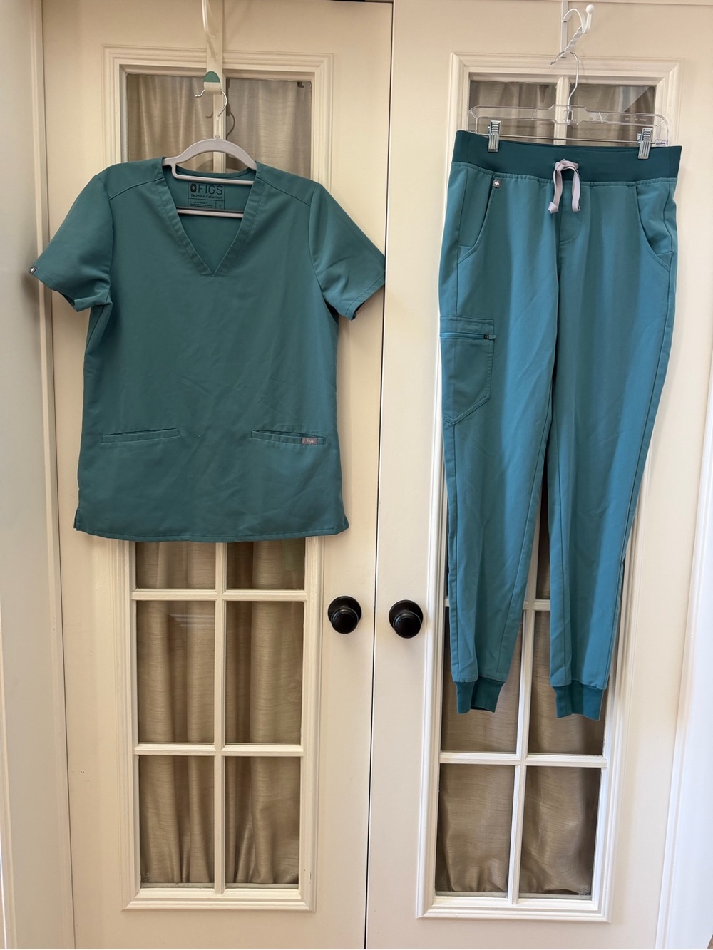 SMALL Teal Women’s Figs Scrub Set w/ NEW Tall Joggers EUC